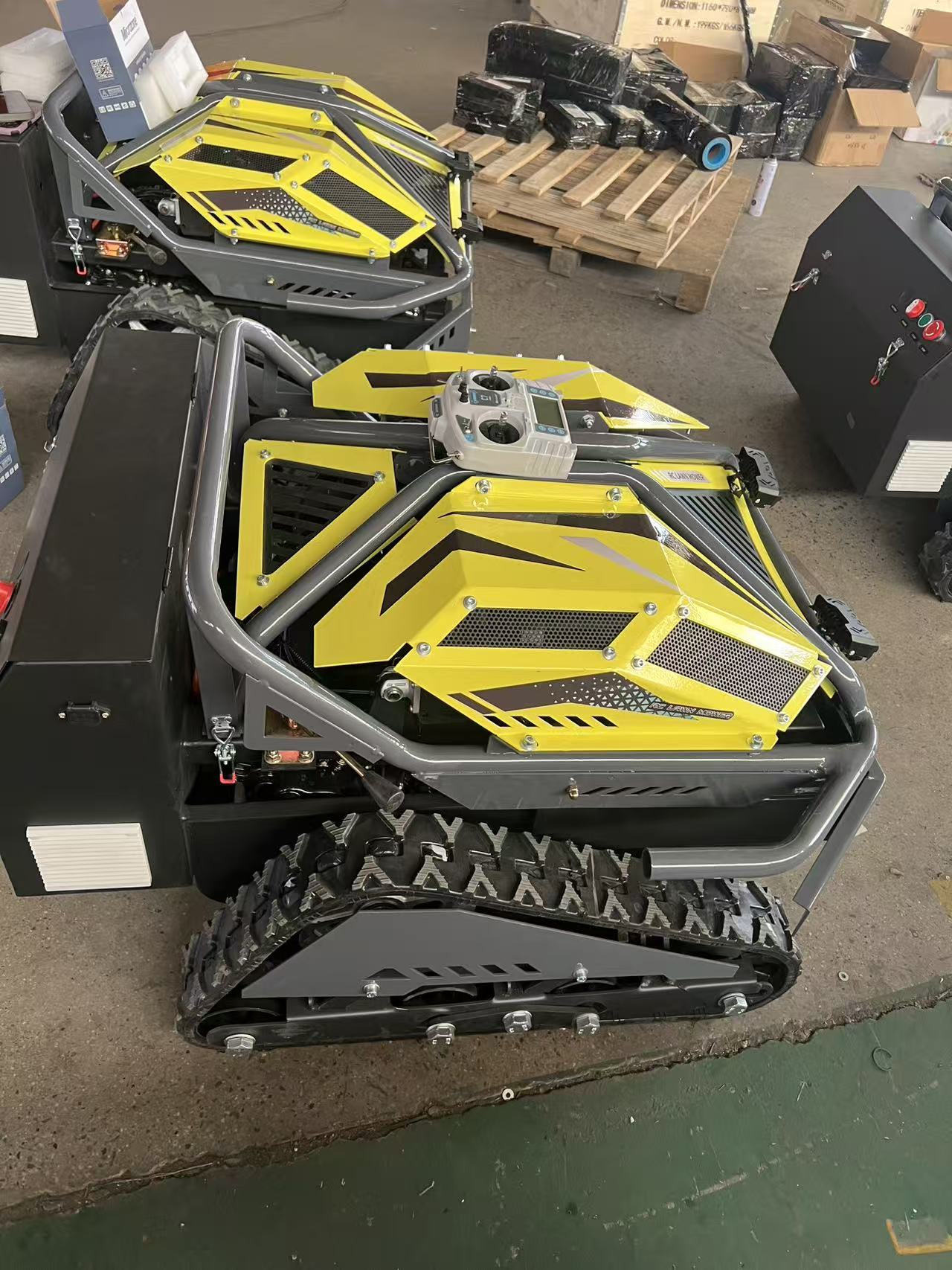 WP-X550 z bliska – obudowa silnika i gąsienica heavy-duty