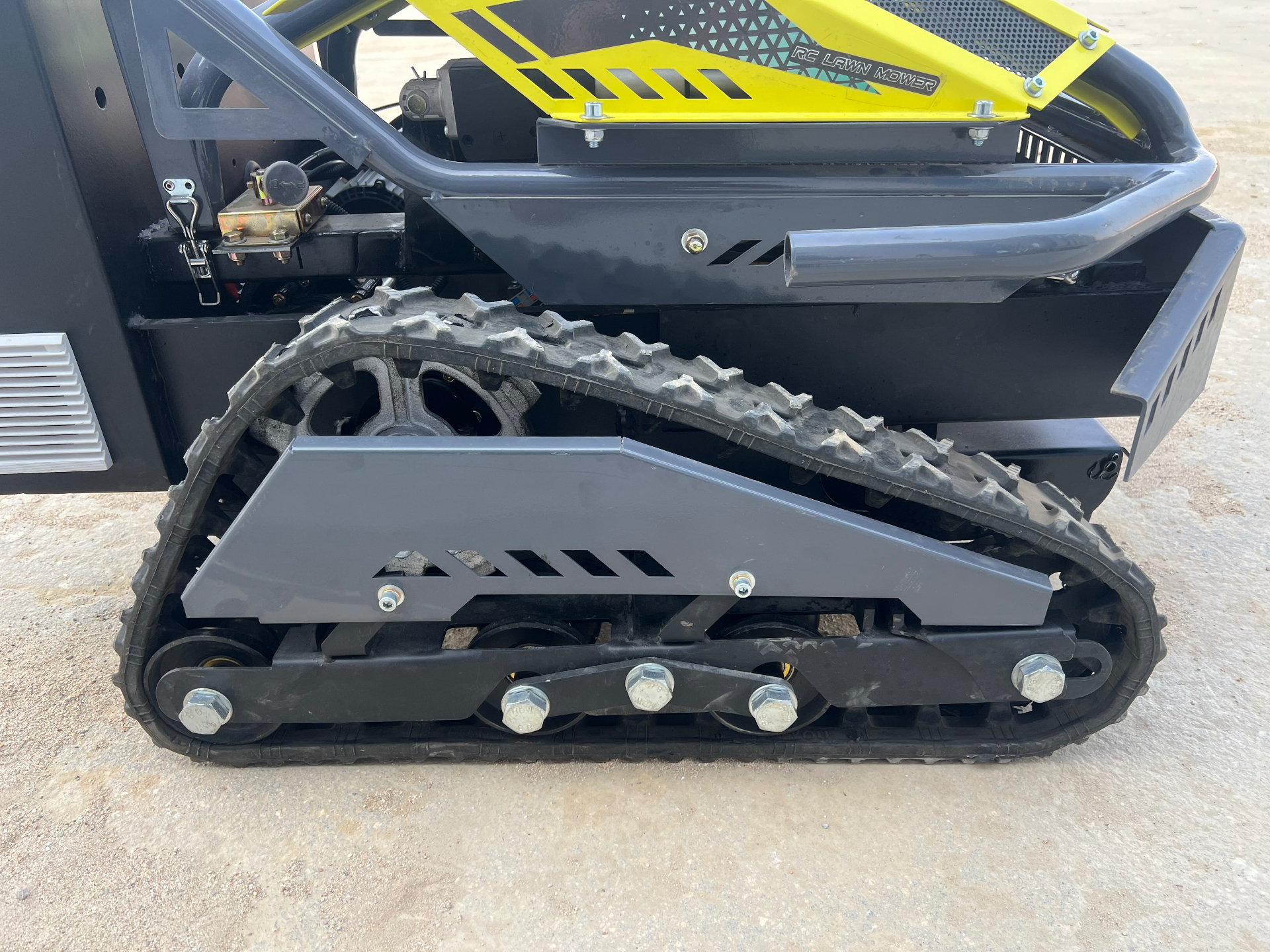 WP-X550 zbliżenie podwozia gąsienicowego z napędem łańcuchowym