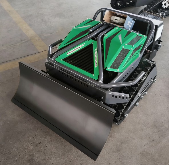 WP-X550 w kolorze zielonym z pługiem