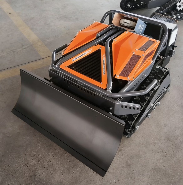 WP-X550 w kolorze pomarańczowym z pługiem