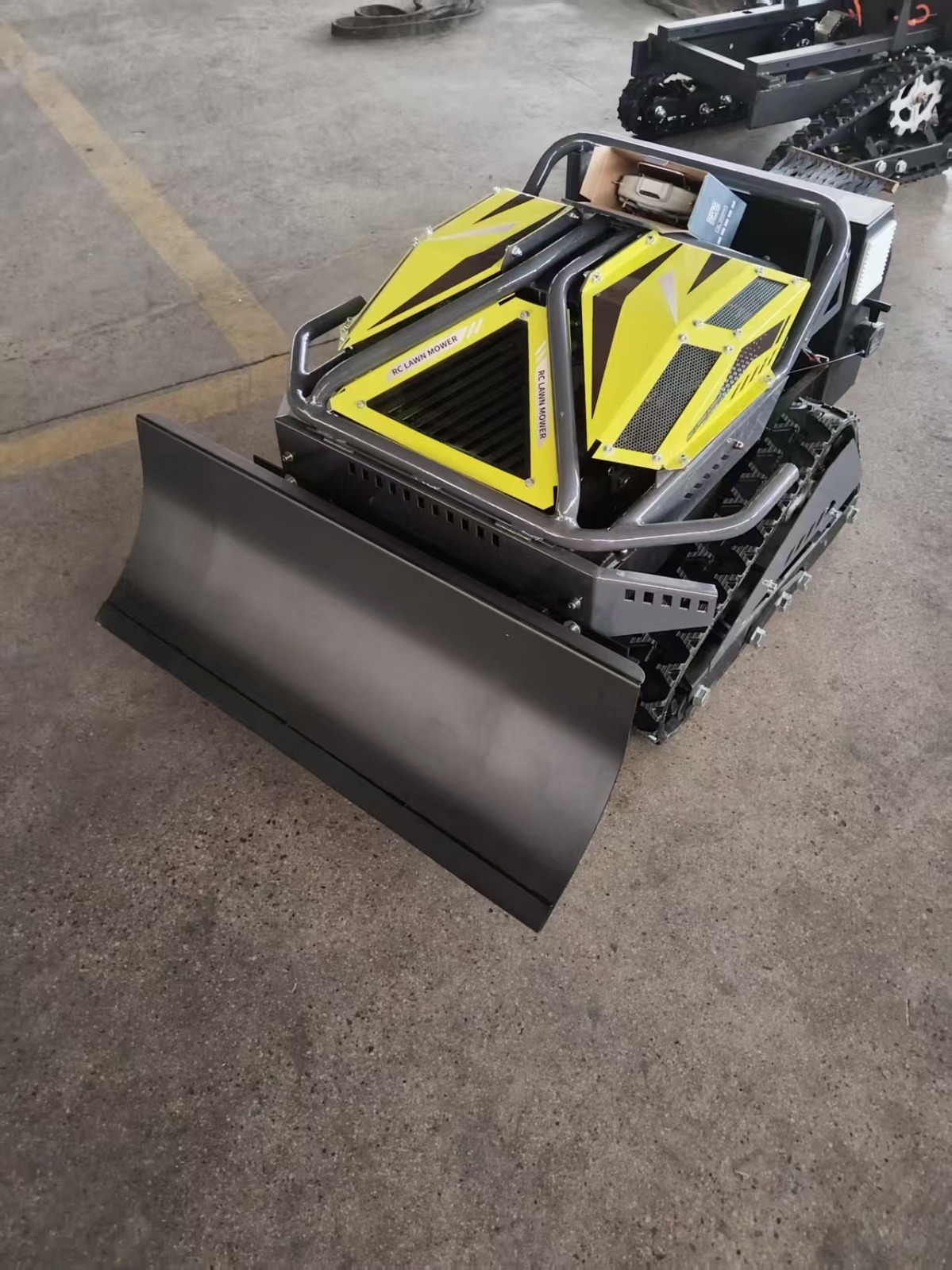 WP-X550 w kolorze żółtym z pługiem