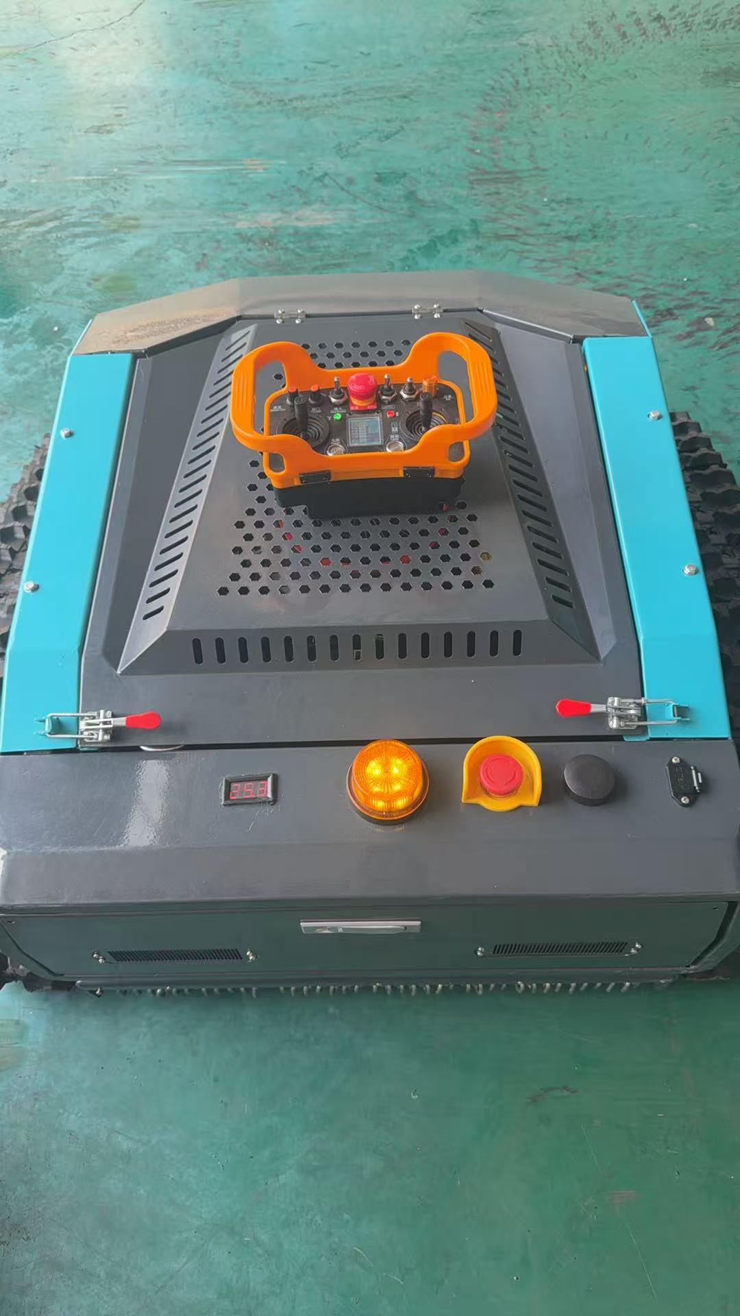 WP-X700 – pilot przemysłowy 2.4 GHz z manetkami i ekranem LCD