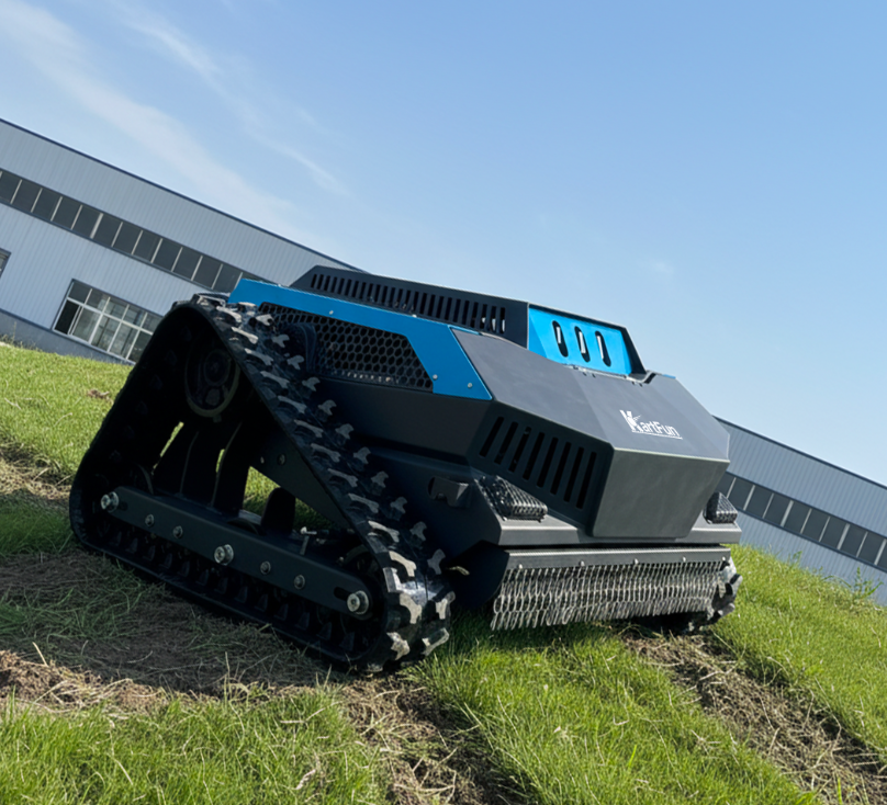 WP-X700 na zboczu trawiastym przy hali produkcyjnej