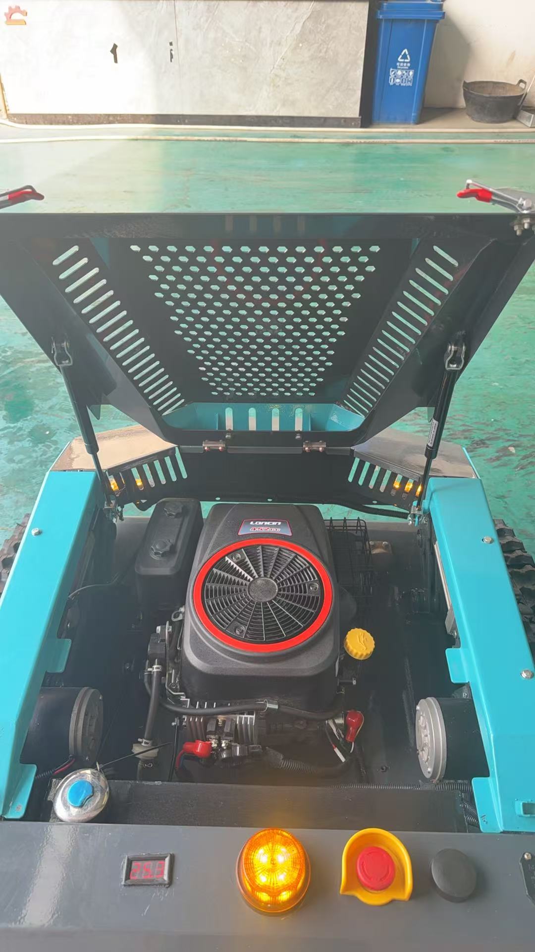 WP-X700 – komora silnika Loncin 452 16 KM, oświetlenie diagnostyczne