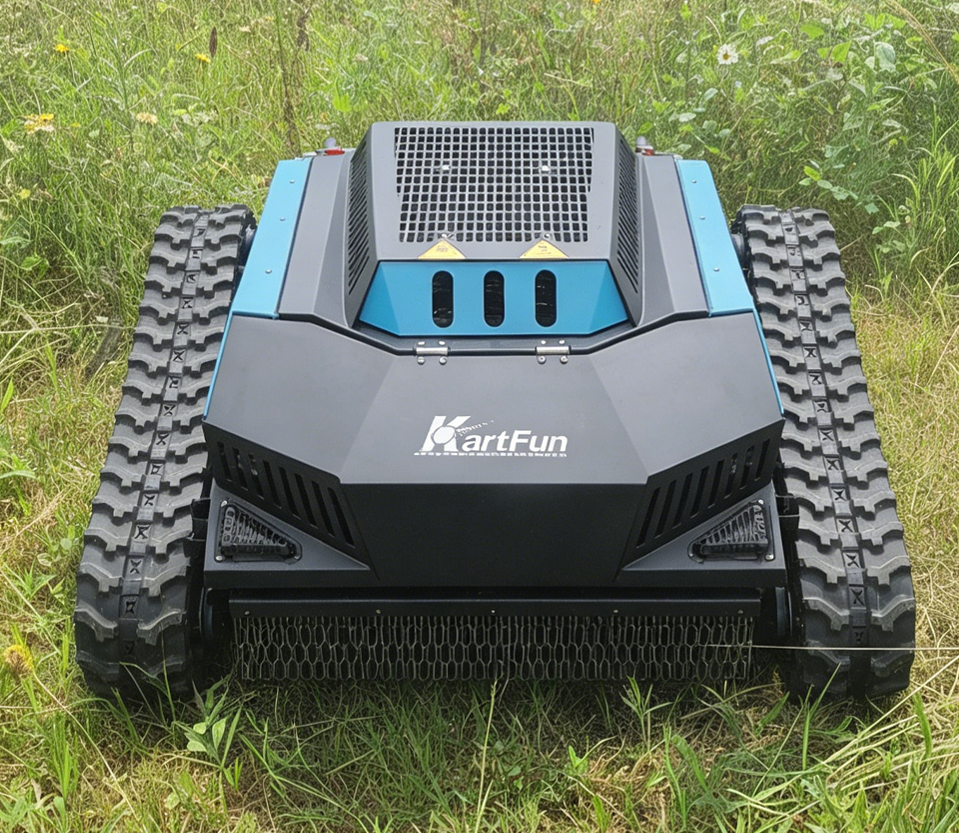 WP-X700 widok z przodu w trawie – szerokie gąsienice