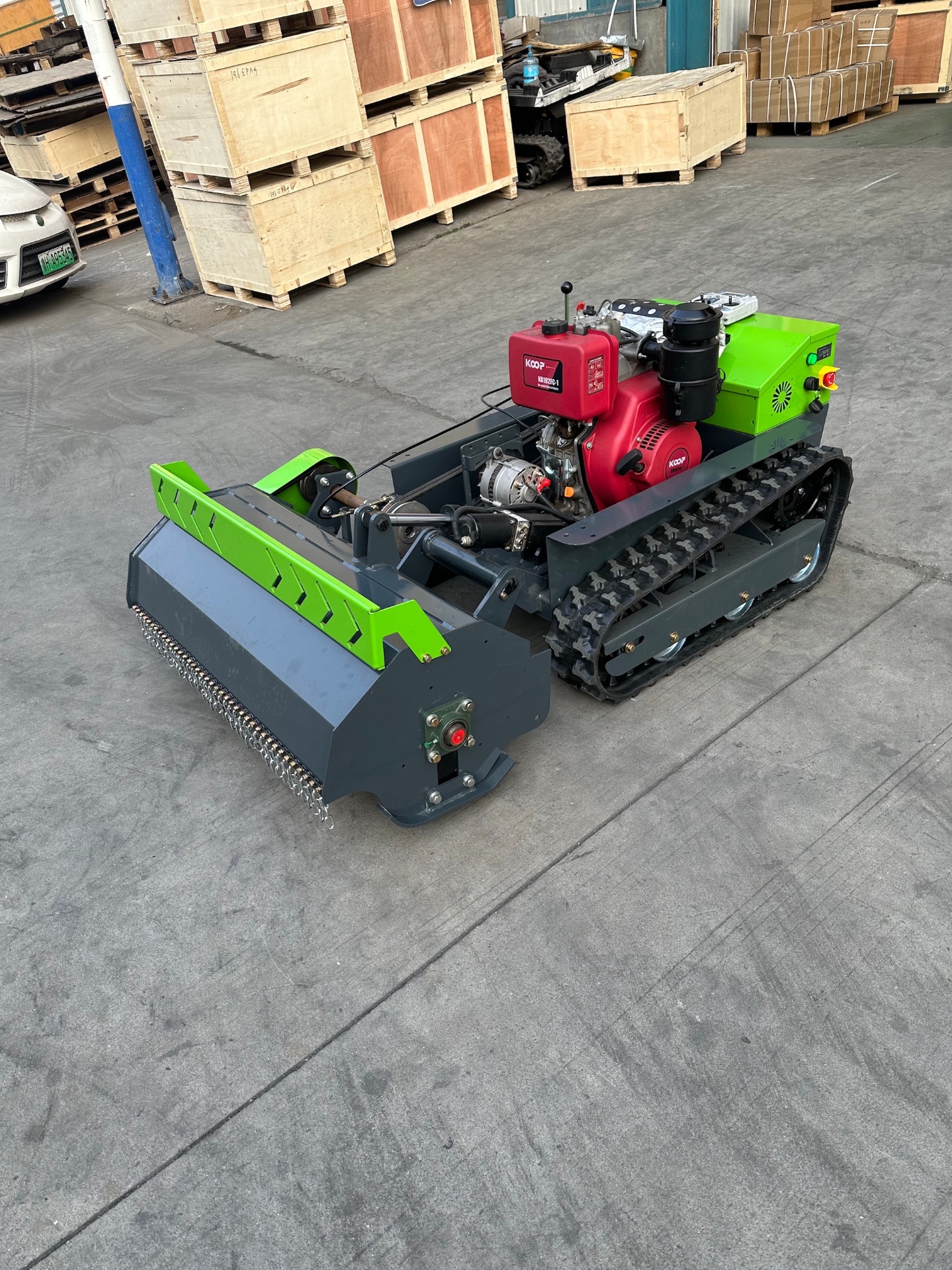 WP-1000 – widok główny zielonego mulczera bijakowego z silnikiem Diesel KOOP